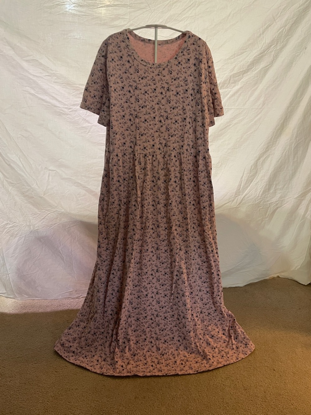Relaxed Pink Floral Maxi Dress with Short Sleeves